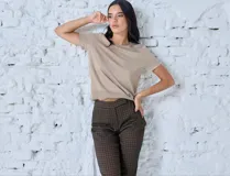 Pantalón recto de vestir con estampado geométrico en tonos marrón y negro.