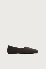 Mocasín casual para hombre, confeccionado en piel con acabado en serraje de color marrón oscuro, con diseño de horma redonda y suela ultrafina.