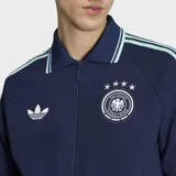 Campera deportiva Adidas de la selección de Alemania, color azul marino con detalles en celeste. Presenta cuello tipo polo, cierre frontal, bolsillos laterales y las icónicas tres tiras de la marca en las mangas. Incluye el logo del Trifolio y el escudo de la federación alemana en el pecho.