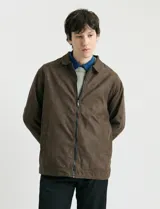 Campera de napa ecológica color marrón, con cierre frontal metálico, bolsillos laterales y cuello camisero.