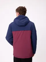 Campera tipo canguro con capucha, diseño color block en azul marino y bordó. Cuenta con cierre frontal parcial, bolsillos laterales y logo de la marca bordado en el pecho.
