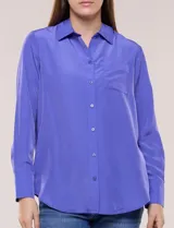Camisa de satén blanca de la marca Floral & Ivy, con cuello con solapa, cierre frontal de botones, manga larga con puño ancho y bolsillo aplicado en el pecho.