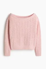 Buzo rosado de punto pointelle con lana, con diseño de hombros descubiertos, mangas largas y terminaciones acanaladas en escote, puños y ruedo.