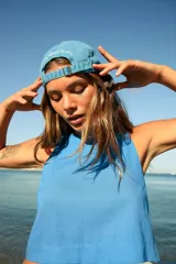 Top corto azul de lino con escote redondo y corte recto.