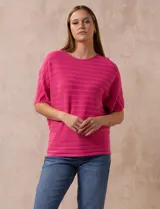 Buzo tejido acanalado color fucsia, marca Ninety, con mangas cortas japonesas.