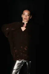 Sweater marrón oscuro con teñido batik, escote en V y corte oversized.