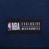 Musculosa de básquet azul marino con detalles laterales en naranja. Presenta el logo oficial de los New York Knicks estampado en el frente y etiqueta de autenticidad NBA en el ruedo.