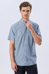 Camisa de lino y algodón de manga corta, color negro, con cuello mao, cierre frontal con botones y bolsillo ojal en el pecho.
