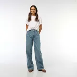 Pantalón de jean estilo baggy con tiro bajo, corte amplio y recto en las piernas, con cierre frontal y bolsillos clásicos.