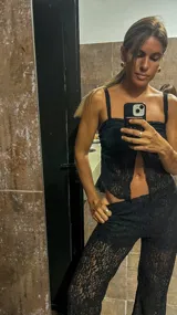 Pantalón largo de encaje negro, de corte recto y tiro alto.