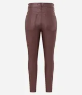 Pantalón skinny de sarga resinada color marrón, con cintura media, trabillas y bolsillos.