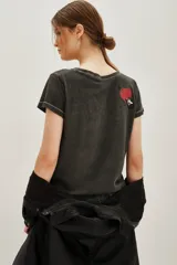 Remera de algodón color gris oscuro con efecto gastado, cuello redondo y manga corta. Estampado frontal con el texto "I ❤️ ROCK N' ROLL" en color negro y corazón rojo.