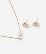 Conjunto de collar y caravanas dorados con zirconia y perlas.