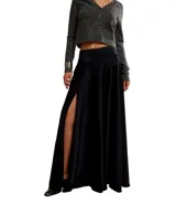 Vestido maxi de satén negro con diseño en cascada de línea A, tiro medio, abertura lateral pronunciada y tirantes finos.