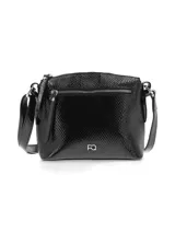 Cartera bandolera color negro con textura efecto reptil y acabado en charol. Cuenta con un bolsillo exterior frontal con cierre, herrajes plateados y correa ajustable.