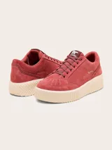 Sneaker Sorel modelo Ona Ave Low de gamuza en color rosa, con plataforma de goma en tono crema y cierre de cordones al tono.