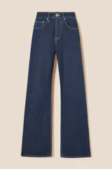 Jean de corte recto y tiro medio, confeccionado en tejido vaquero de color azul marino oscuro con un sutil patrón de rayas verticales. Presenta costuras en contraste, cierre de botón metálico y detalle de insignia de cuero en la parte posterior.