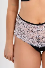 Bombacha de tiro alto confeccionada en encaje blanco y negro con lycra.