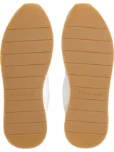 Zapatillas Calvin Klein de perfil bajo, confeccionadas en una combinación de ante, piel y lona. Presentan un diseño en color blanco con detalle en el talón en tono verde oliva y suela de caucho color caramelo.