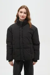 Campera puffer negra con cuello alto, cierre frontal oculto y puños tejidos acanalados. Diseño acolchado con bolsillos laterales.