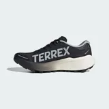 Championes de trail running Adidas Terrex Agravic 4, color negro con las icónicas tres tiras en gris y mediasuela con degradado de blanco a negro. Presentan exterior de tela con refuerzos de TPU, tecnología Lightstrike en la mediasuela y suela de caucho Continental para mayor tracción.