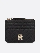 Tarjetero Tommy Hilfiger negro con diseño integral del monograma TH en bajo relieve. Cuenta con un compartimento principal con cremallera y múltiples ranuras exteriores para tarjetas.