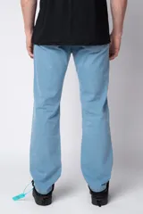 Jean de corte recto y calce relajado, confeccionado en denim de tono azul claro con detalles de roturas y desgaste.