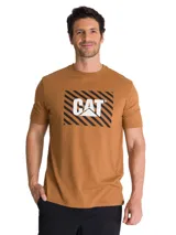 Remera Caterpillar color marrón con estampa gráfica en el pecho que combina líneas diagonales negras y el logo de la marca en blanco.