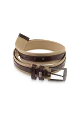 Cinto de yute color arena con detalles de cuero marrón oscuro y hebilla metálica.