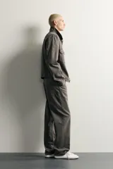 Pantalón de jean estilo straight fit, de corte recto y tiro medio, con efecto lavado en color gris oscuro. Cuenta con diseño clásico de cinco bolsillos y cierre frontal con botones.