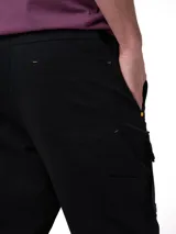 Pantalon cargo de corte jogger, color negro, con cintura elástica ajustable mediante cordón, bolsillos laterales tipo cargo y puños elásticos en los tobillos.
