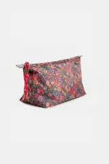 Portacosméticos Rapsodia estampado con diseño floral colorido sobre fondo gris, con cierre superior, tirador de cordón rojo con dije de corazón metálico y logo de la marca en la parte frontal.