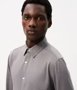 Camisa masculina Marfinno de corte slim en tono azul acero, confeccionada con cuello inglés, manga larga con puños abotonados y cierre frontal con botones. Incorpora tecnología Easy Care Performance para mayor elasticidad y facilidad de planchado.