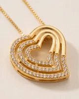 Collar de acero con baño de oro y delicada cadena fina, con un dije colgante en forma de corazón en relieve adornado con incrustaciones de circonias brilhantes.