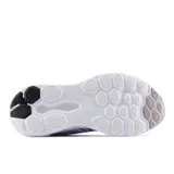 Championes New Balance modelo 411 para mujer, color lila claro con logo "N" en azul marino. Tienen una capellada de malla transpirable y una entresuela blanca con textura.