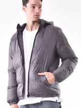 Campera puffer gris con capucha, cierre frontal completo y puños elásticos.