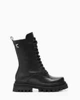 Borcego negro de cuero con cordones, caña media y suela track.