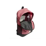 Mochila Adidas color rosa con base negra y logo vertical blanco. Cuenta con un compartimento principal con separador interior, bolsillo frontal con cierre, bolsillo lateral de malla y correas acolchadas ajustables.