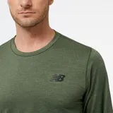 Remera deportiva verde militar de manga larga, con logo de New Balance estampado en negro en el pecho.