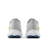 Championes de running New Balance Evoz v3, con capellada de malla técnica en color gris, entresuela Fresh Foam X blanca con detalles en verde neón y suela de goma con tracción.
