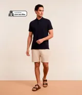 Remera polo de manga corta confeccionada en algodón peruano, con cuello tradicional y cierre frontal de botones.