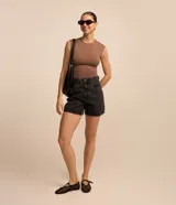 Short de jean negro con tiro alto, corte mom, bolsillos delanteros y traseros.