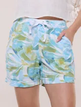 Short de lino con silueta relajada, estampado en tonos azules y tierra sobre fondo blanco. Posee cintura elastizada con cordón ajustable, bolsillos laterales y dobladillo en las piernas.