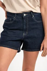 Short de denim azul oscuro con fitting recto y tiro medio, confeccionado en algodón con costuras pespunteadas en color tostado.