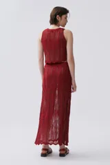 Falda midi tejida con lurex color cereza, de corte recto y calados.