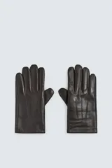 Guantes de cuero negro con interior forrado en tejido de punto. Presentan costuras decorativas en el dorso y tecnología táctil en los dedos para el uso de dispositivos móviles.