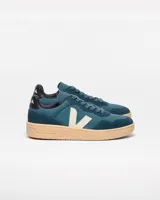 Championes Veja modelo V-90 Suede, color azul petróleo con logo lateral en blanco y talón en negro.