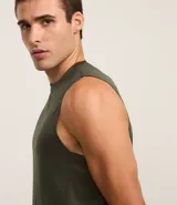 Musculosa deportiva masculina de corte regular, color gris melange, con cuello redondo y detalle reflectante en la parte inferior.