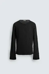 Jersey negro de corte relaxed fit, con estructura de tejido abierto, cuello redondo amplio y manga larga.