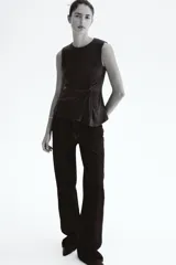 Musculosa de punto suave color gris oscuro, con escote redondo y detalle de nudo girado en el frente.